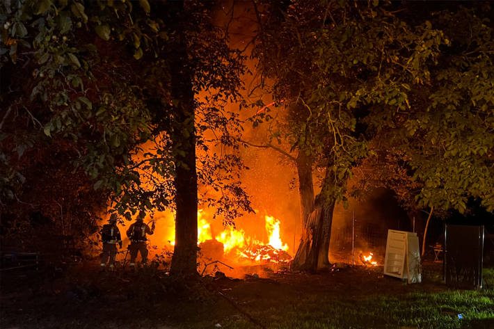 Meterhoch schlugen die Flammen in den Nachthimmel.