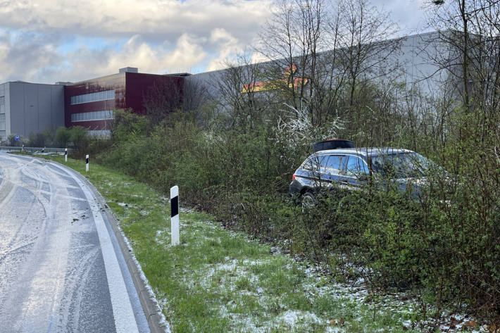 Auto im Gebüsch gelandet