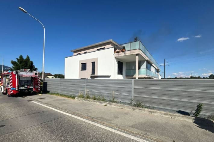 Feuer auf Mehrfamilienhaus-Terrasse