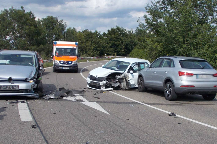 Bei Verkehrsunfall drei Personen verletzt bei Neustadt