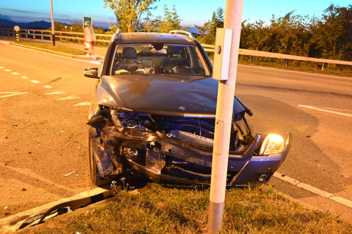 Kollision zwischen Auto und Lieferwagen