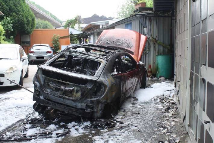 Bei einem Reifenwechsel hat in Hagen-Eilpe ein Mercedes Feuer gefangen und ist vollständig ausgebrannt