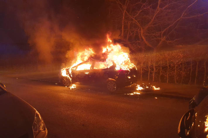 Großbrand in Dortmund-Brackel verhindert: Pkw geht in Flammen auf