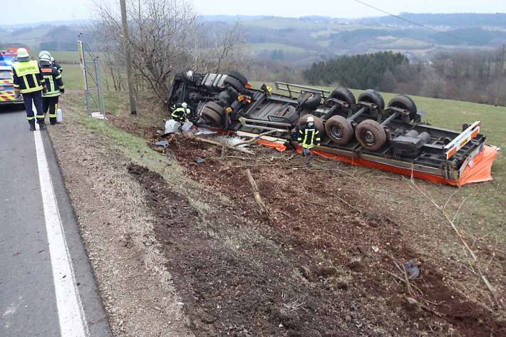 In Höhe der Einmündung Feuerscheid, kam der Mann mit seinem Sattelzug nach rechts von der Fahrbahn ab