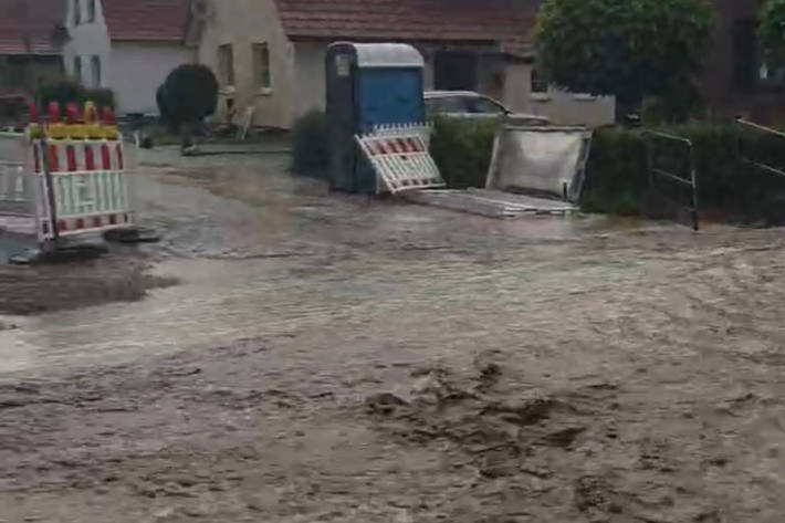 Das Wasser lief in Keller und überschwemmte die Straße.