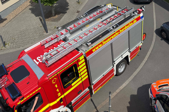 Der Einsatzwagen konnte nicht in das beengte Parkhaus fahren.