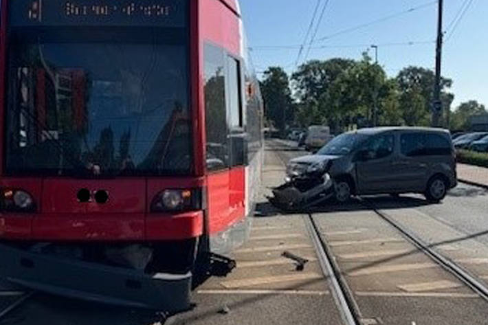 Trotz Vollbremsung durch den Straßenbahnfahrer kam es zum Crash.