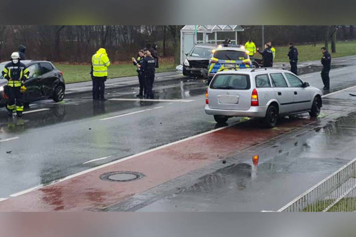 Streifenwagen im Einsatz in Verkehrsunfall verwickelt