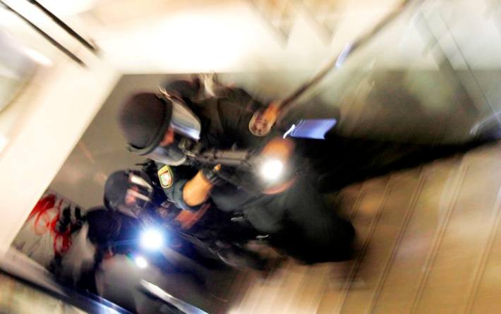 Spezialeinsatzkräfte überwältigen einen Mann in Erkrath