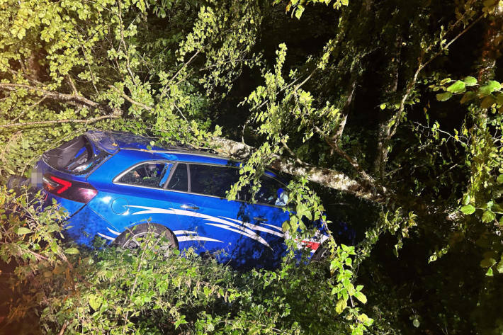 Der Opel musste aus dem Waldstück geschleppt werden.