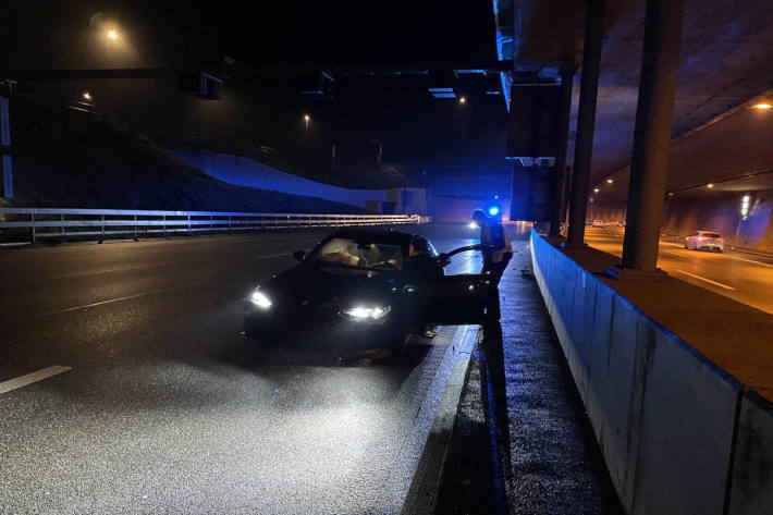 Neulenker verliert Kontrolle über sein Fahrzeug und prallt in Mauer auf der A1