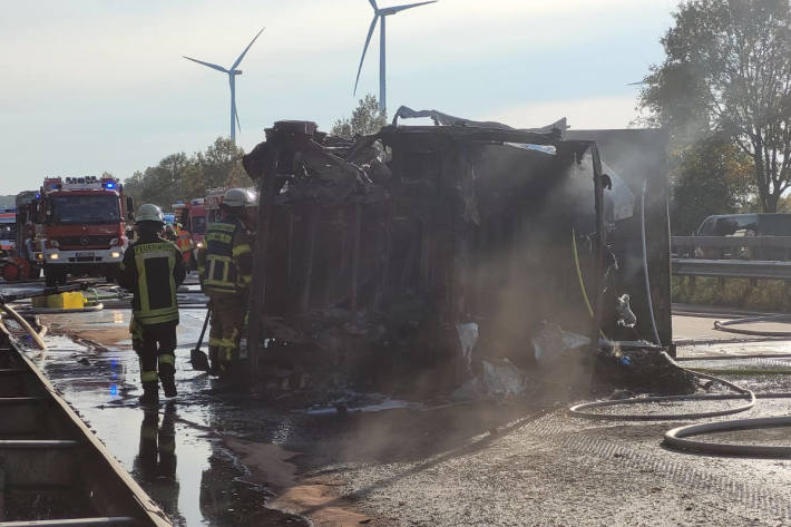 Sattelzug nach schwerem Unfall auf der A27 bei Bremen ausgebrannt