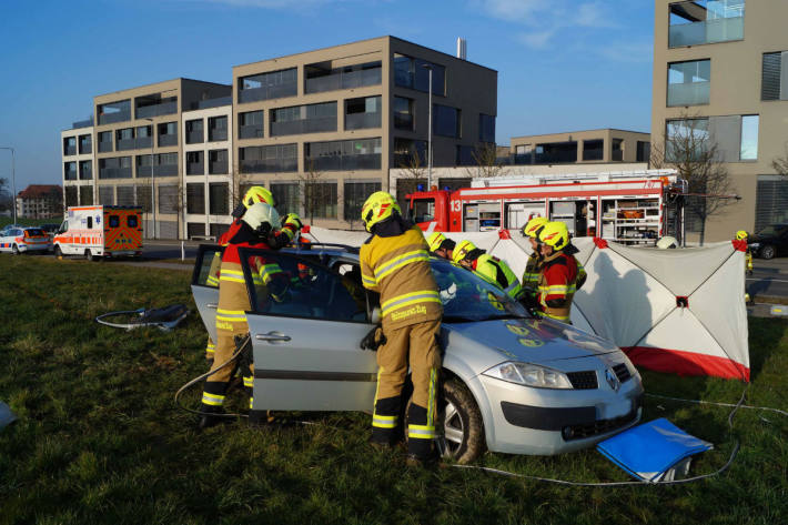 Die Autolenkerin wurde eingeklemmt.