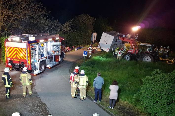 Die Fahrerin eines Pferdetransporters war in Tönisvorst von der Straße abgekommen, ihr Fahrzeug mit dem Pferd drohte in den Straßengraben umzustürzen