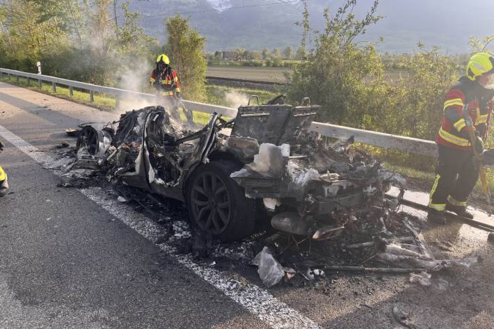 Ein Auto brannte auf der A13 bei Sargans vollständig aus.