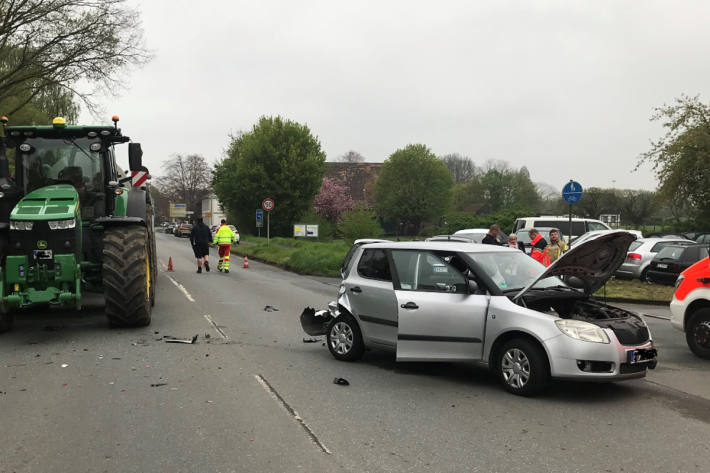 Auf der Alleestraße in Bottrop Kirchhellen ist es gegen 09:45 Uhr zu einem Verkehrsunfall zwischen einem Traktor und zwei PKW gekommen. 