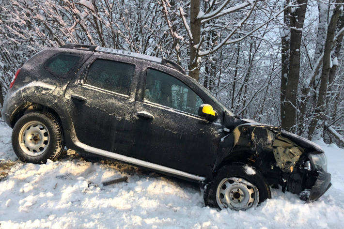 Auto fährt in Stützmauer.