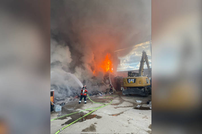 Brandausbruch im Recyclinglager erfordert Feuerwehreinsatz