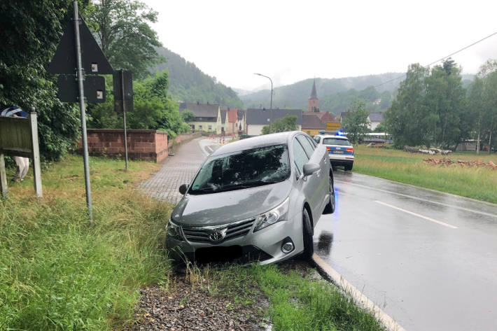 Fahrer übersieht Loch am Fahrbahnrand in Vorderweidenthal