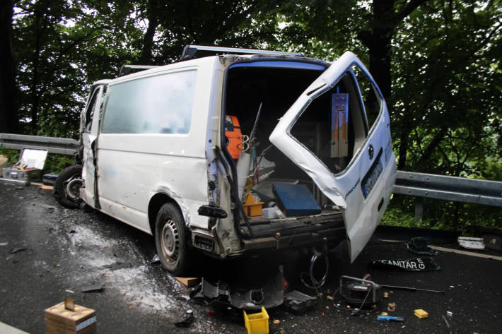Der Fahrer des Transporters wurde schwer verletzt.