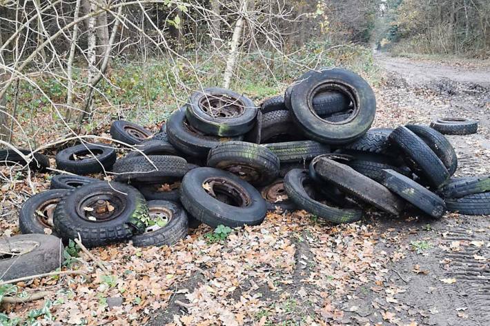 Unbekannte entsorgen mehrere Altreifen in Wiesens 