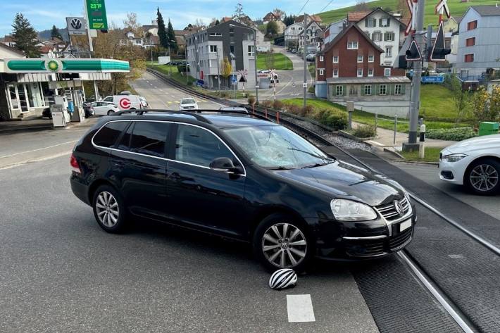 Rennradfahrer nach Unfall verletzt.