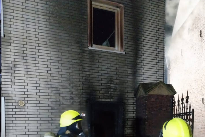Die Flammen griffen rasch auf das Wohnhaus über.