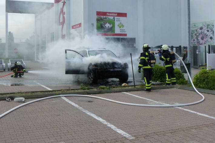 PKW Brand auf einem Parkplatz in der Bornstraße in Dortmund