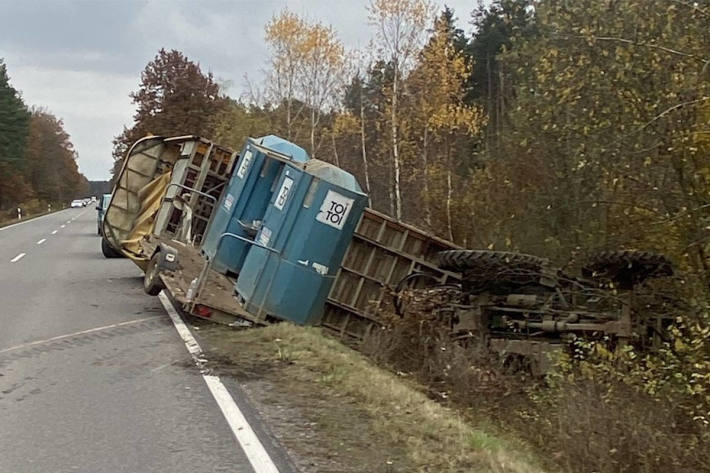 Traktorgespann umgekippt