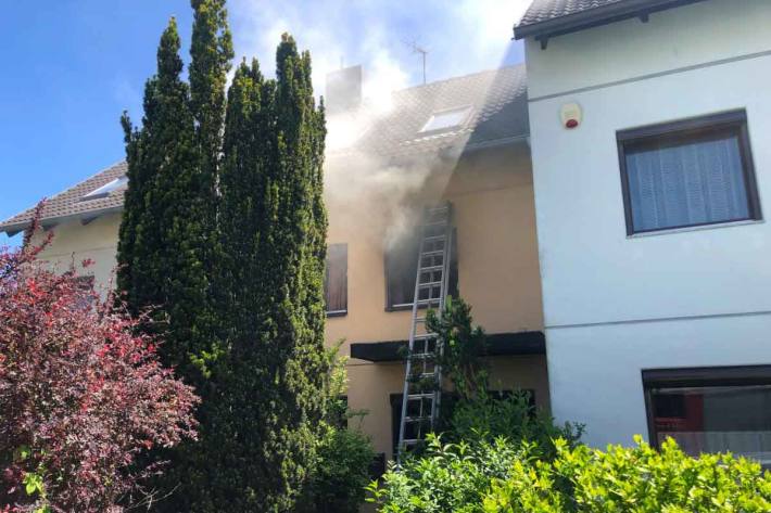 Über eine Leiter wurde eine Löschwasserleitung zum Brandherd gelegt