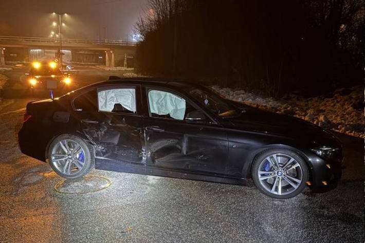 Einer der beiden verunfallten BMWs wurde bei der Kollision auf der Seite stark beschädigt.
