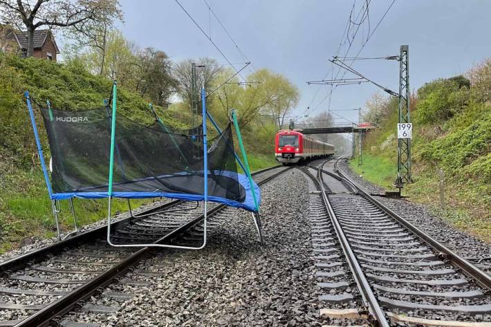 S-Bahn muss wegen Trampolin auf den Gleisen in Stade stoppen 