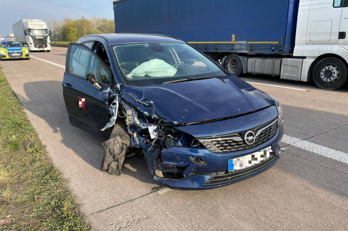 Unfall mit zwei Verletzten auf der A4 bei Hörselgau