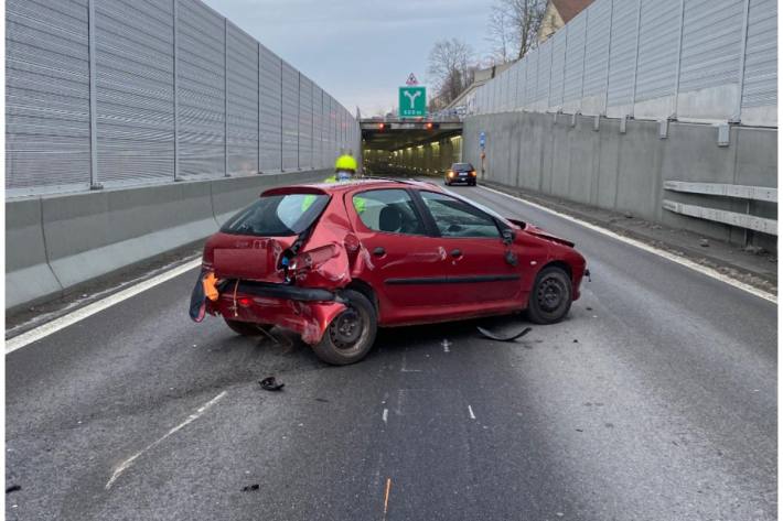 Gewagtes Überholmanöver bei Muttenz BL auf der A18 endet mit Unfall.