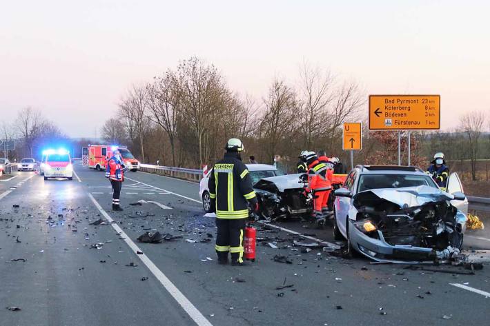 Die Polizei geht in Höxter bei den beteiligten Fahrzeugen von wirtschaftlichem Totalschaden aus