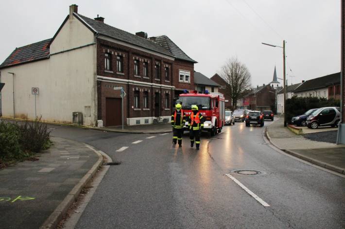 Gangelt – Die Feuerwehr musste eine sehr lange Kraftstoffspur beseitigen.
