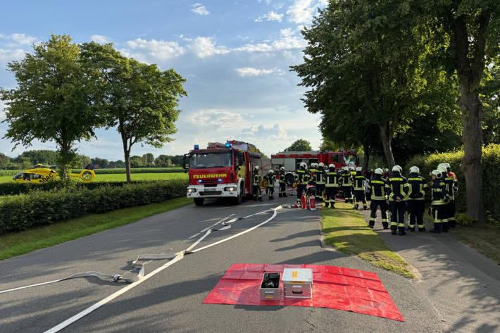 In enger Abstimmung mit dem Notarzt schnitt die Feuerwehr die Frau aus dem Auto.