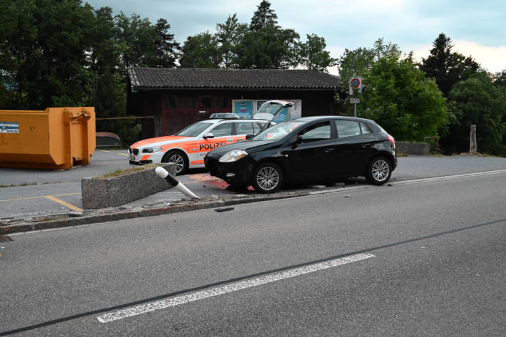 Bei Selbstunfall mit Auto  in Betonelement gekracht