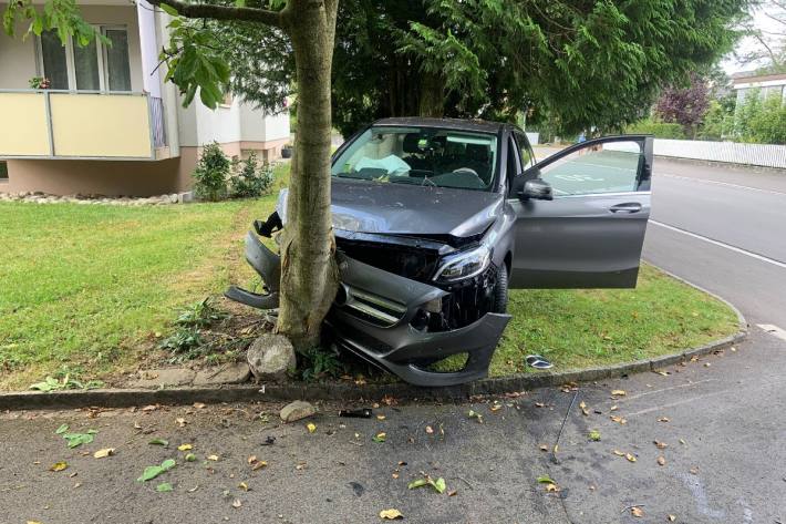 In Oberentfelden AG ist ein Auto in einen Baum gefahren.