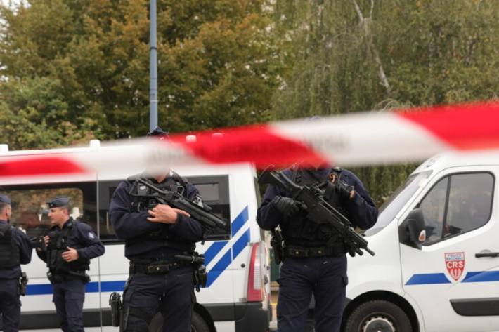 Die Polizei fandet in Meaux nahe Paris nach einer Person.