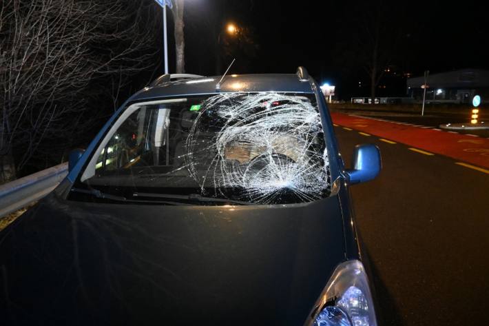 Beim Zusammenstoss zwischen Auto und Radfahrer verletzte sich der Zweiradfahrer.