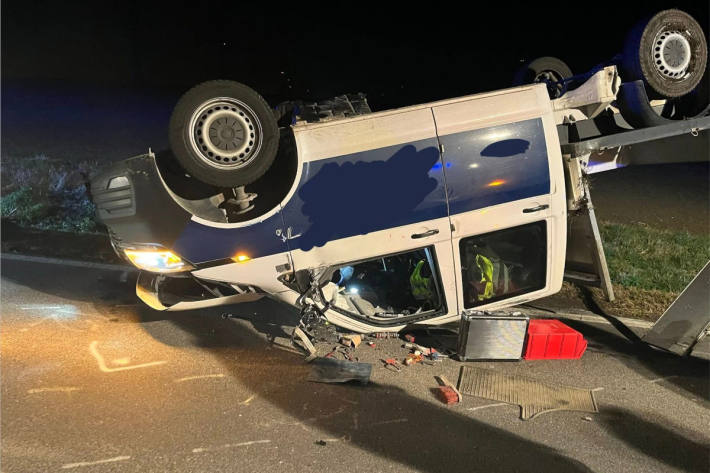 Das Fahrzeug kam auf dem Dach zum Stillstand.