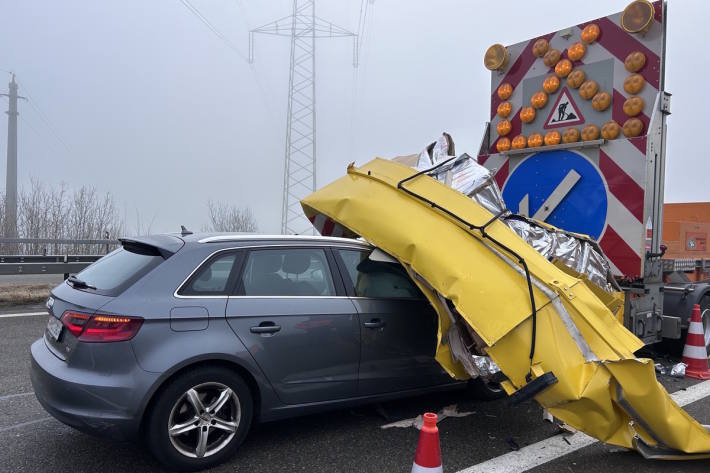 Frontal mit dem Anpralldämpfer kollidiert