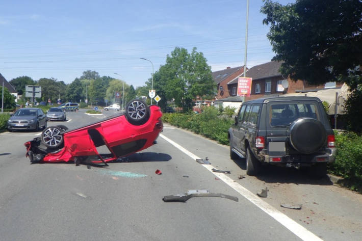 PKW landet bei Unfall auf dem Dach