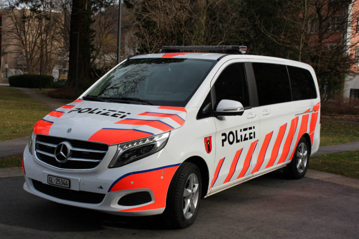 Die Polizei sucht Zeugen vom Gewaltdelikt in Schwanden vom letzten Sonntag. (Symbolbild)