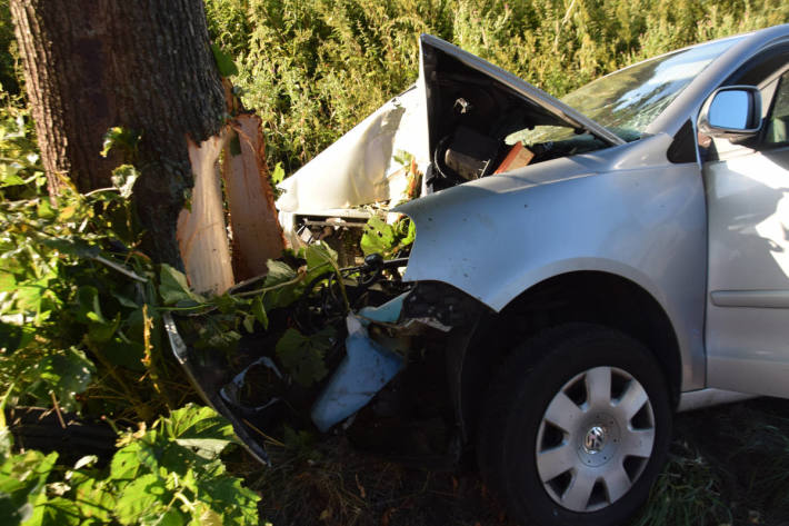 VW prallt gegen Baum – 20-jährige Fahrerin schwer verletzt