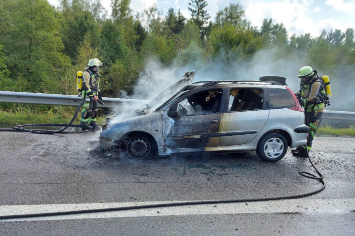 PKW-Brand auf der Autobahn – Rettungsgasse nicht gebildet