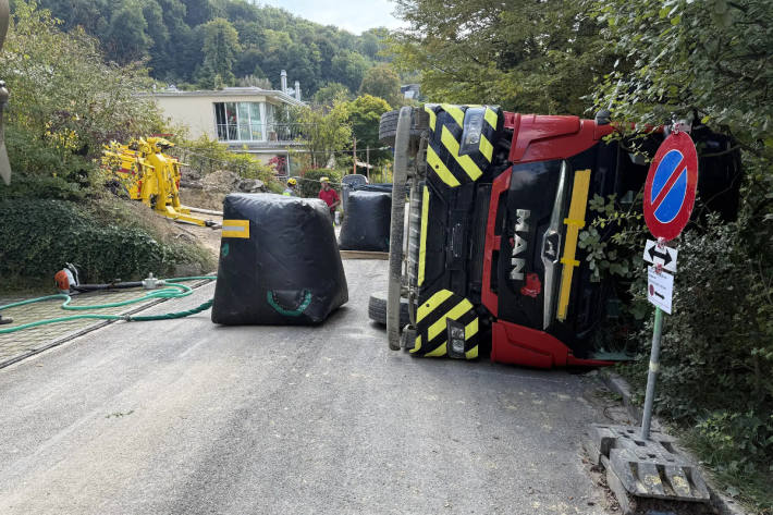 Der Lastwagen kippte beim Abbiegen zur Seite.