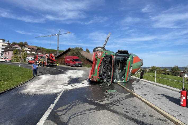 Lastwagen überschlagen, Chauffeur erheblich verletzt