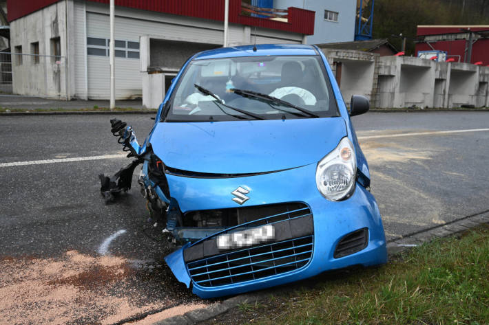 Von Fahrbahn abgekommen und mit Strassenlaterne kollidiert